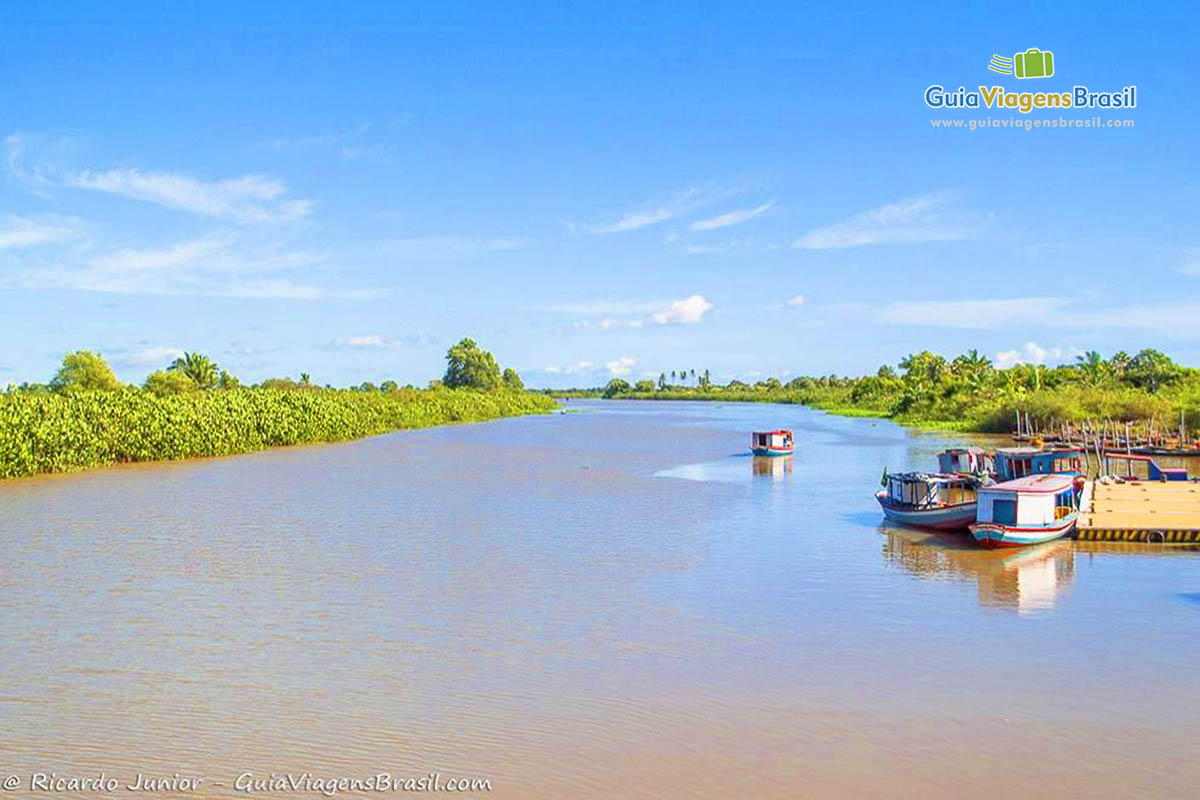 Imagem de barco de pescadores no Rio Parnaíba.